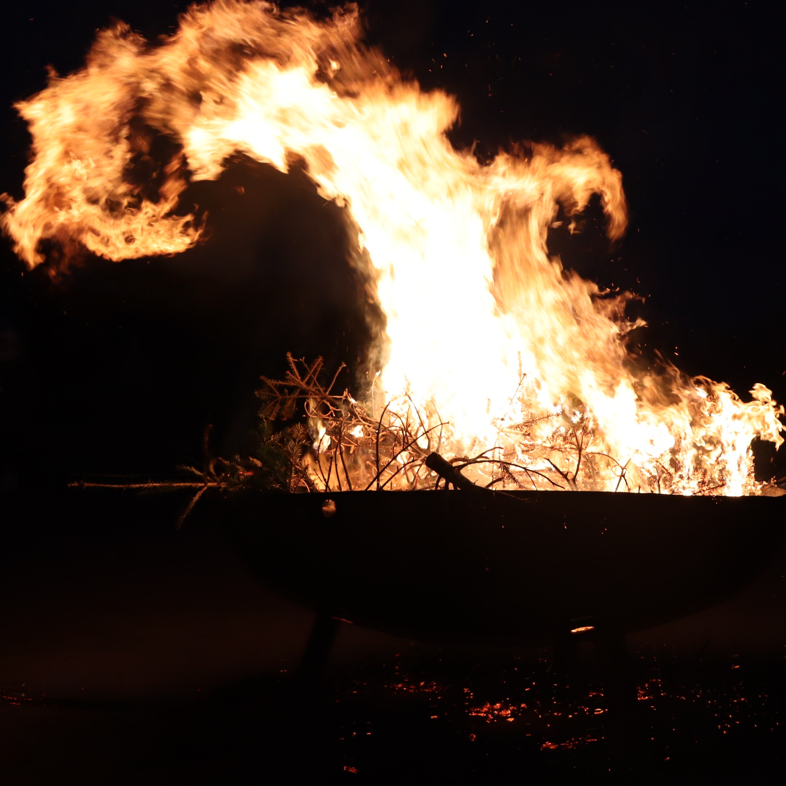 Brennende Feuerschale mit hohen Flammen.
