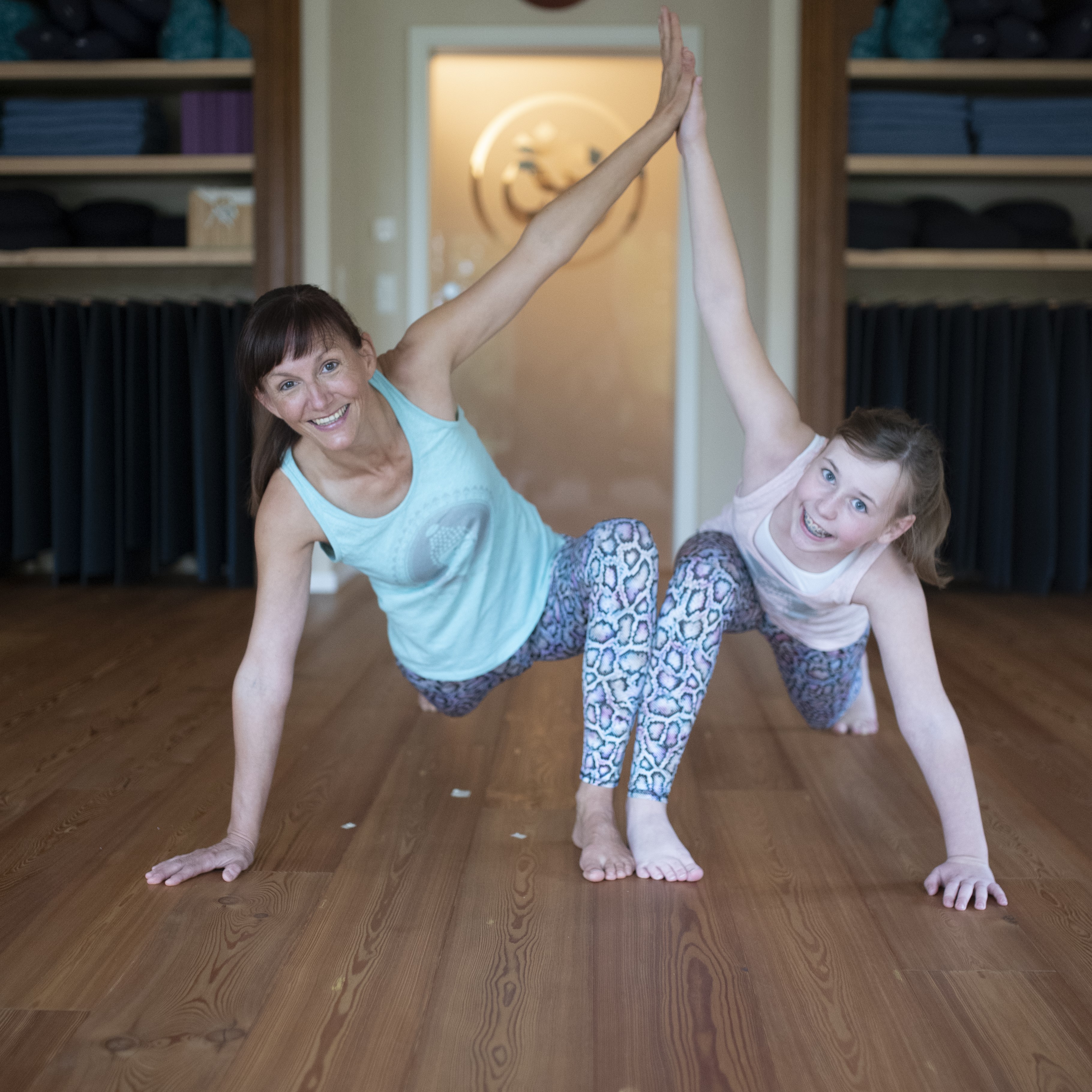 Ein Erwachsener und ein Kind bei einer Yoga-Übung