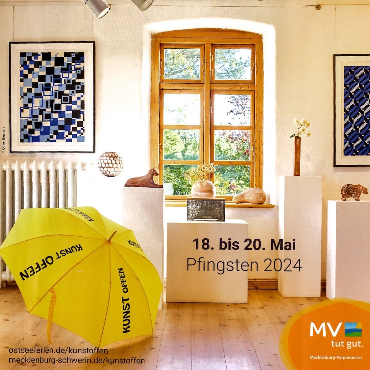 Plakat mit Schirm und Gemälden