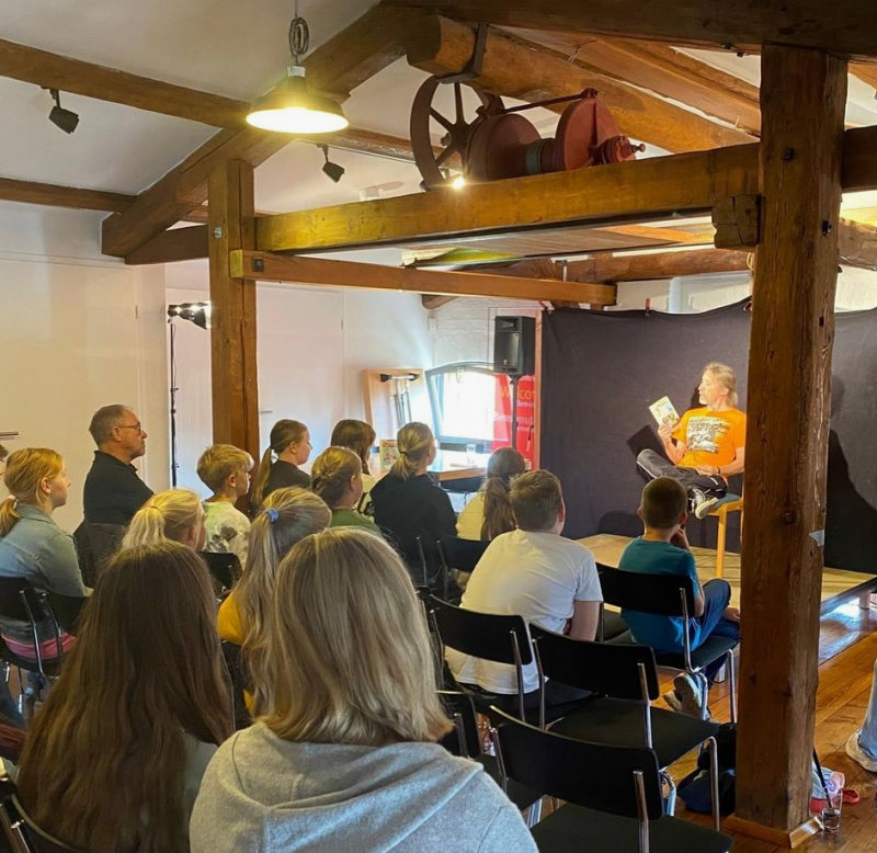 Schauspieler Rainer Rudloff auf der Bühne