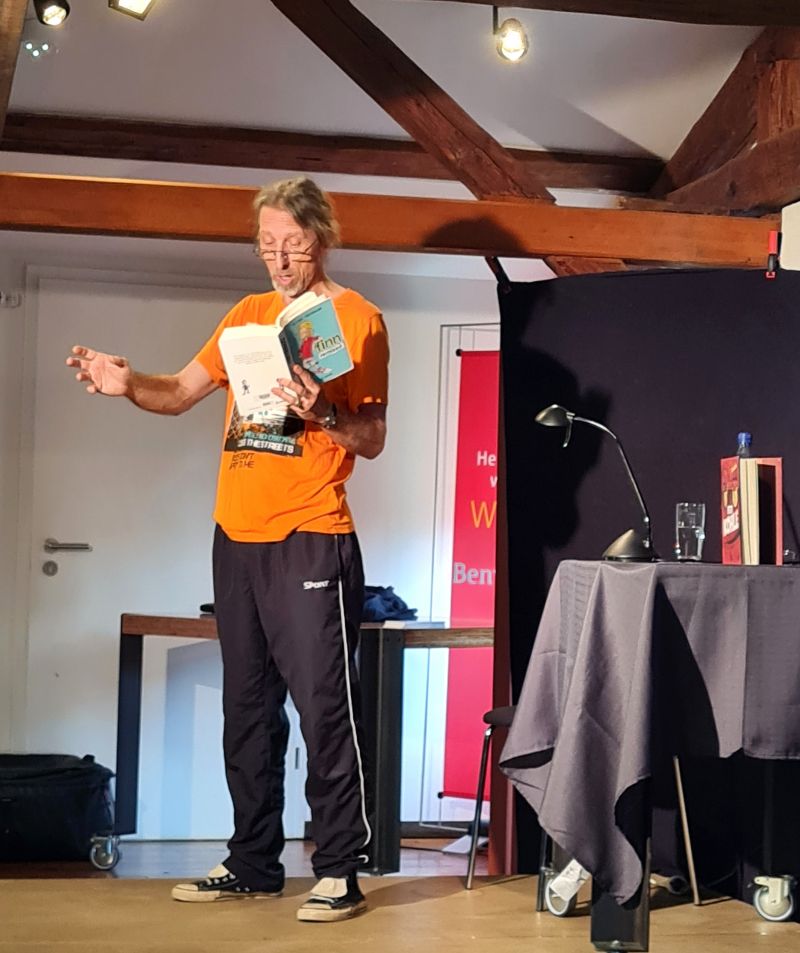 Schauspieler Rainer Rudloff auf der Bühne